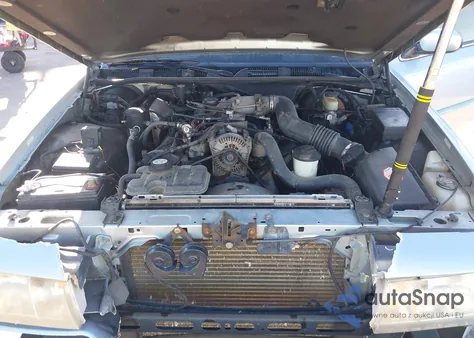 2002 Mercury Grand Marquis Gs z USA, uszkodzony, nr VIN 2MEFM74W62X624863